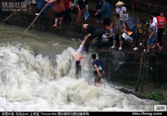 命懸一線！實(shí)拍鳳凰古城暴雨中震撼一幕