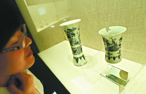 首博展出鑒寶節(jié)目曝光贗品 觀眾近距離辨真?zhèn)?/></p>

<p><span>這是贗品瓷器“崇禎青花筆筒”（右）和館藏真品“康熙青花花鳥觚”（左）同臺(tái)展出。記者 方非攝</span></p>

<p><span>記者 韓亞棟</span></p>

<p><span>北京電視臺(tái)的《天下收藏》節(jié)目，向來以主打“去偽存真”理念而著稱；不過今天，一批在這檔電視鑒寶節(jié)目中被專家慧眼識(shí)出的贗品文物，卻被“請”進(jìn)了首都博物館，并且和真正的文物藏品來了一次針鋒相對(duì)的“較量”。從今天起至10月14日，《“假”如這樣—真“假”藏品對(duì)比展》在首博圓廳二層展廳舉行。該展覽由市文物局和市廣電局主辦、首都博物館和北京電視臺(tái)承辦，共有40余件真品與30余件贗品一同進(jìn)行展出。</span></p>

<p><span style=