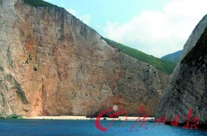 男子跳傘意外掛懸崖 苦撐三小時(shí)墜落身亡(圖)
