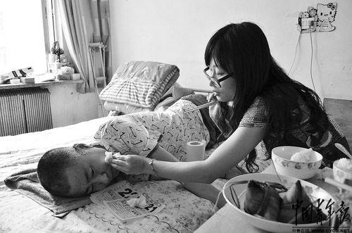 24歲女孩獨自打工照顧癱瘓父親 供弟弟上學(圖)