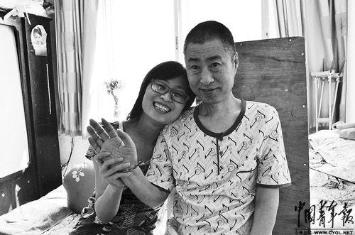 24歲女孩獨自打工照顧癱瘓父親 供弟弟上學(圖)