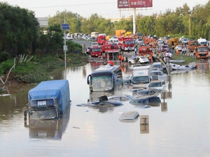 人民財(cái)評：特大暴雨下 公路為何如此兇險(xiǎn)而無情？