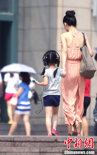 重慶氣溫最高超37℃ 街頭短褲長裙“風(fēng)光好”