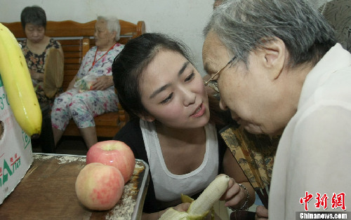 國際小姐重慶三甲風(fēng)波后首次露面 素顏亮相否認炒作