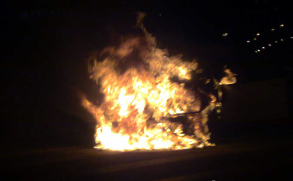 國貿橋一轎車自燃 火光沖天