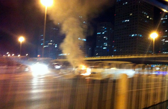 國貿(mào)橋一轎車自燃 火光沖天