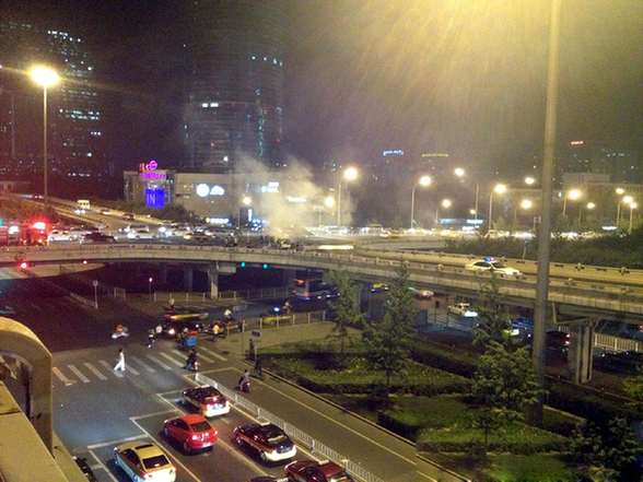 國貿(mào)橋一轎車自燃 火光沖天