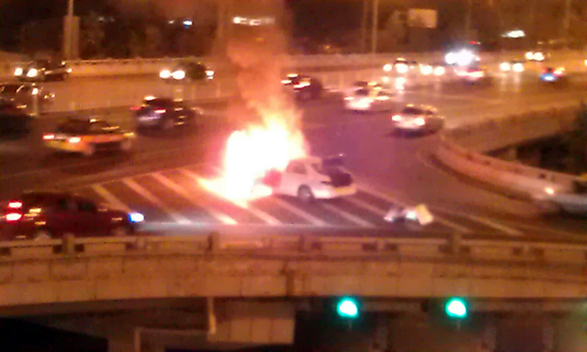 國貿橋一轎車自燃 火光沖天