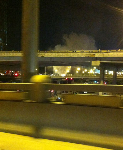 國貿橋一轎車自燃 火光沖天