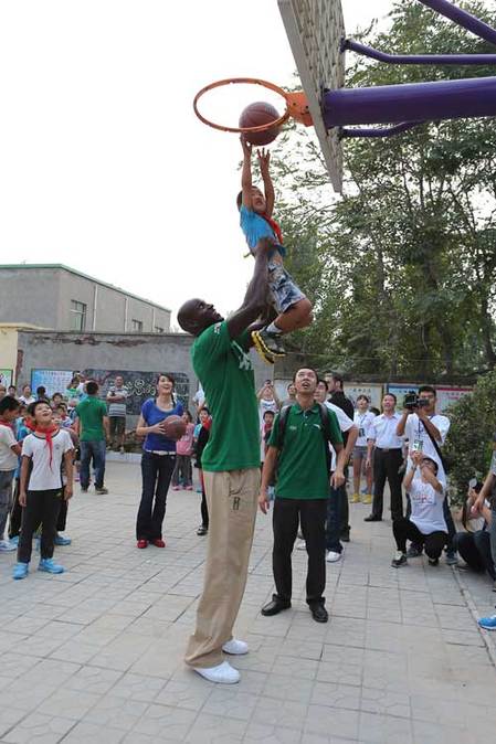 “給孩子送雙運動鞋”公益行動鄭州站 加內特助陣