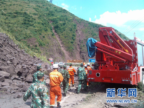 絕不放過任何一個死角——貴州威寧抗震救災(zāi)側(cè)記