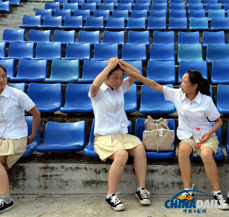 湖北：高校軍訓 短裙褲受新生親睞