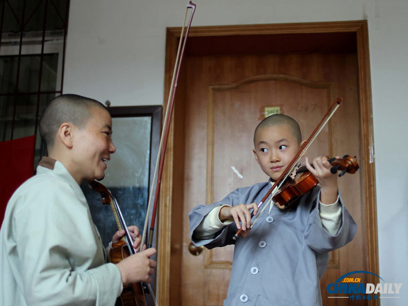 探訪湖北30多名和尚尼姑組成禪樂團