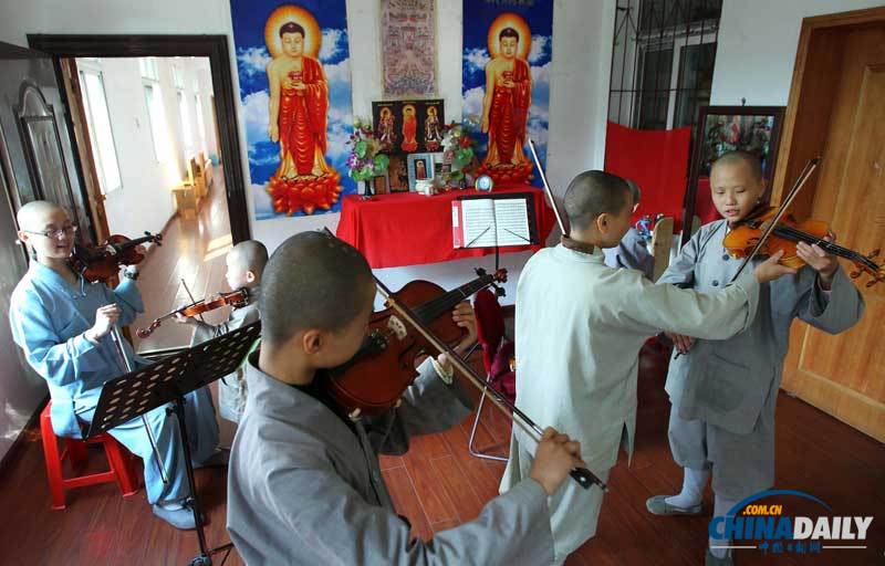 探訪湖北30多名和尚尼姑組成禪樂團