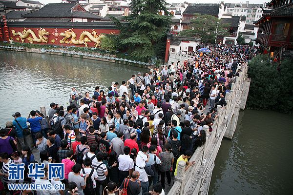 中秋國慶長假第三天景區游客量急劇攀升