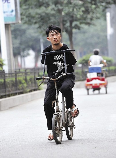 高校“無臂哥”成勵志哥 游泳自行車樣樣拿手