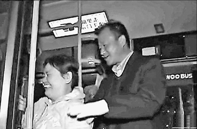 感動:公交末班車為一位盲人乘客 每天等你3分鐘