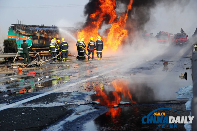 長深高速濱州段一油罐車撞護欄起火 現場火勢沖天濃煙滾滾