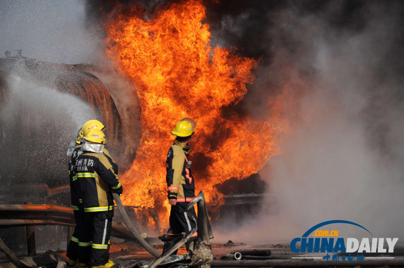 長深高速濱州段一油罐車撞護(hù)欄起火 現(xiàn)場火勢沖天濃煙滾滾