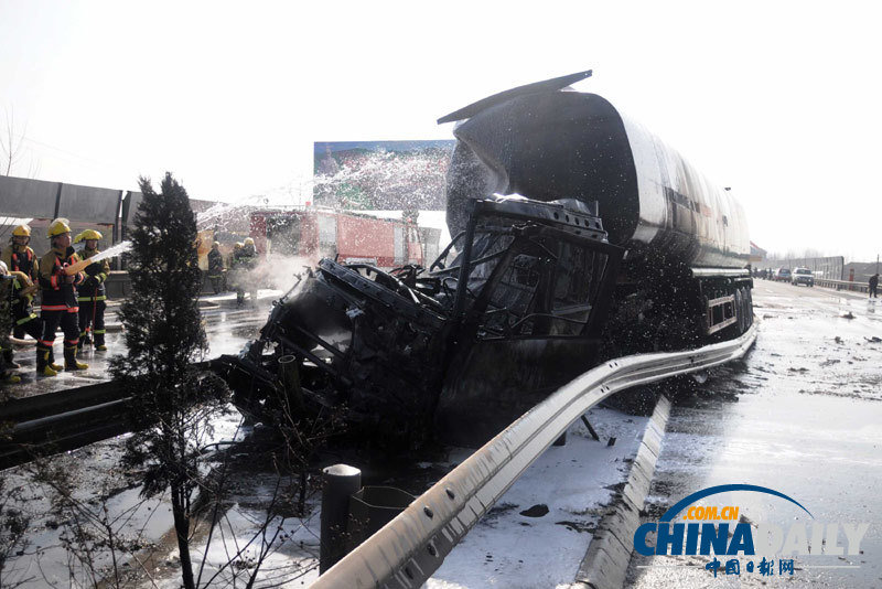 長深高速濱州段一油罐車撞護欄起火 現場火勢沖天濃煙滾滾