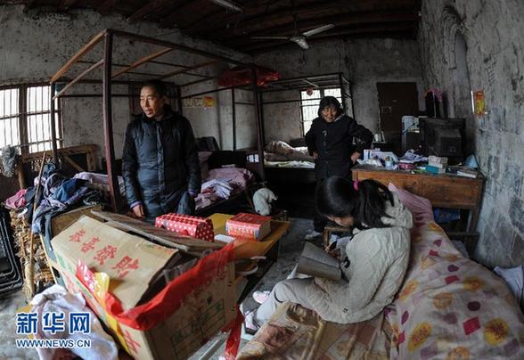 “帶著媽媽上學” 少女和患有精神疾病的母親