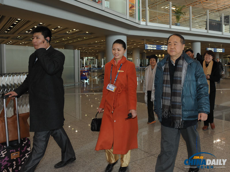 莫言現身北京首都機場 赴瑞典領取諾貝爾文學獎