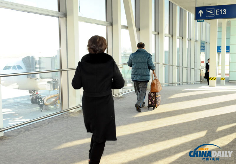 莫言現(xiàn)身北京首都機(jī)場 赴瑞典領(lǐng)取諾貝爾文學(xué)獎(jiǎng)