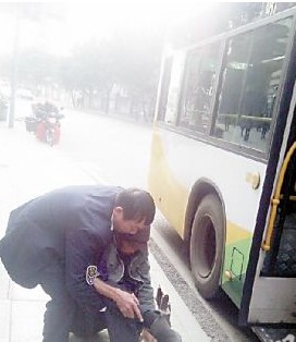 殘疾乞丐要乘坐公交 好心司機(jī)三次抱他上下車