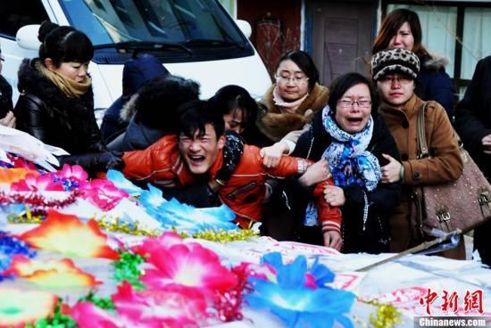 追記“最美新娘”李成環 看望玉樹孤兒車禍離世