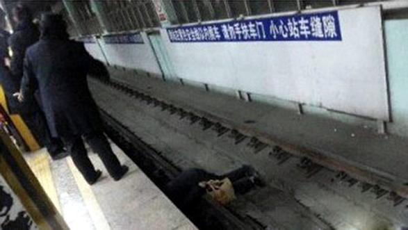 地鐵乘客墜落站臺 百人高喊停車