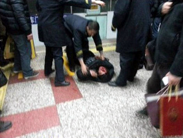 地鐵乘客墜落站臺 百人高喊停車