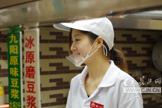武漢“豆漿西施”校園走紅 清純不輸“奶茶妹妹”