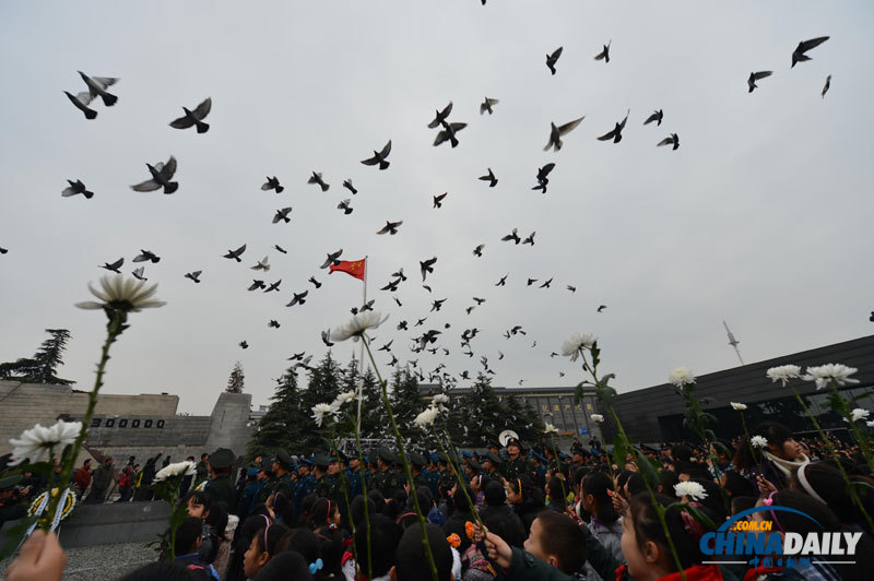 南京舉行國際和平集會悼念南京大屠殺30萬同胞遇難75周年