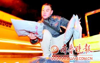 快遞哥的一天：奔跑17小時(shí)