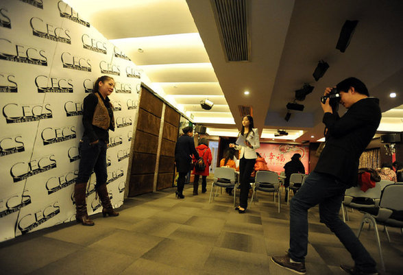 億萬(wàn)富豪相親先進(jìn)行面試 看外貌再考切土豆絲