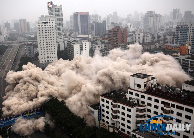 海南海口老海航大廈準點爆破拆除 全程10秒左右