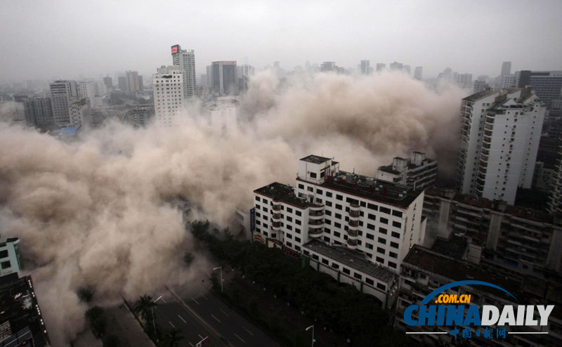 海南海口老海航大廈準點爆破拆除 全程10秒左右