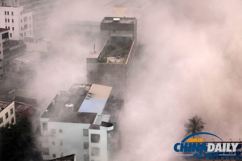 海南海口老海航大廈準點爆破拆除 全程10秒左右