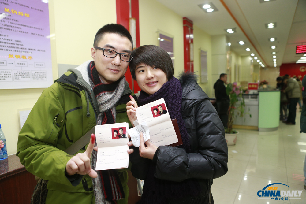 “萬年真愛日”各地情侶扎堆結婚