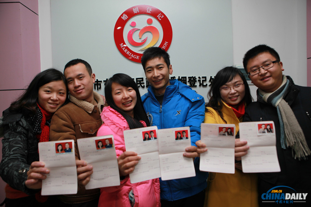 “萬年真愛日”各地情侶扎堆結婚