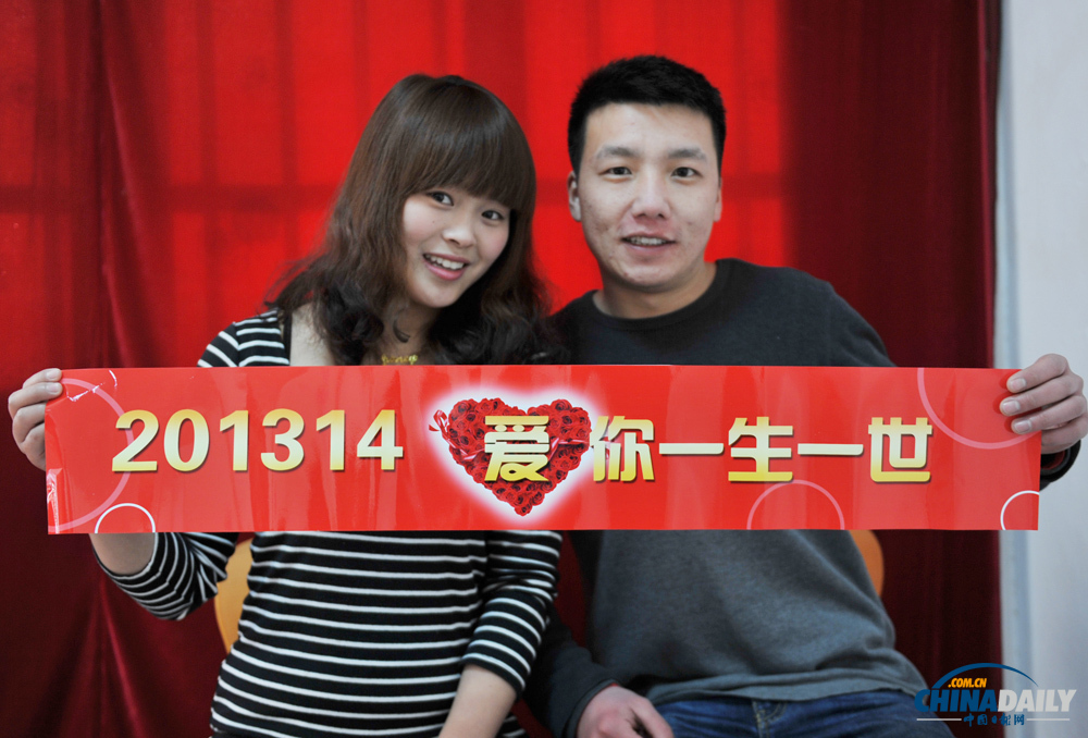 “萬年真愛日”各地情侶扎堆結(jié)婚