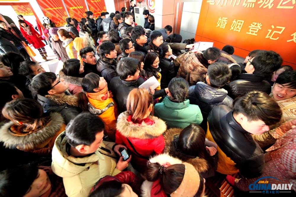 “萬年真愛日”各地情侶扎堆結婚