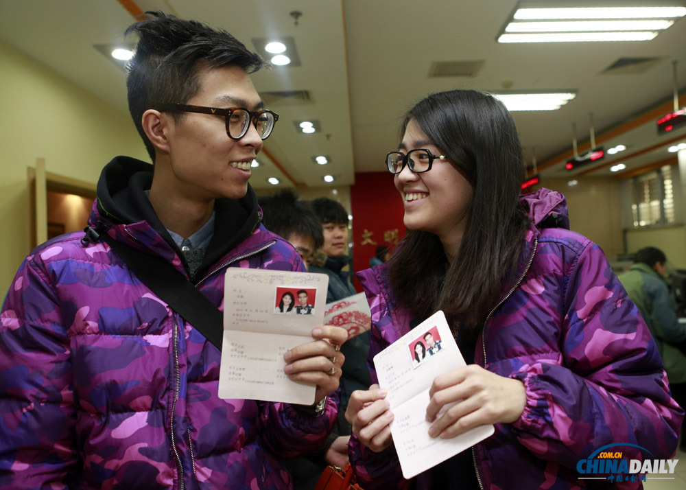 “萬年真愛日”各地情侶扎堆結婚