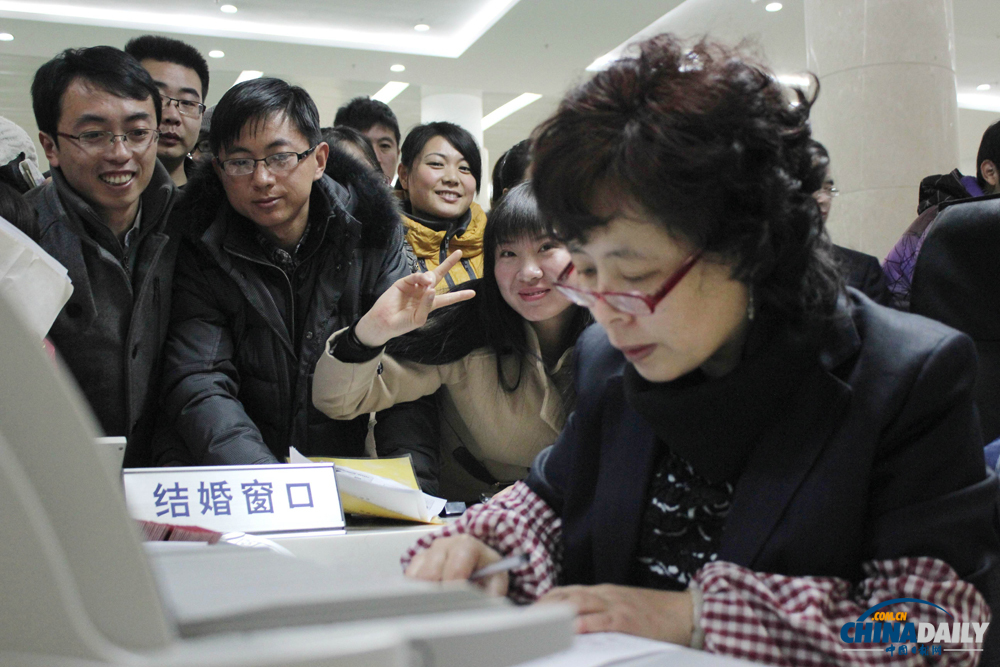 “萬年真愛日”各地情侶扎堆結婚