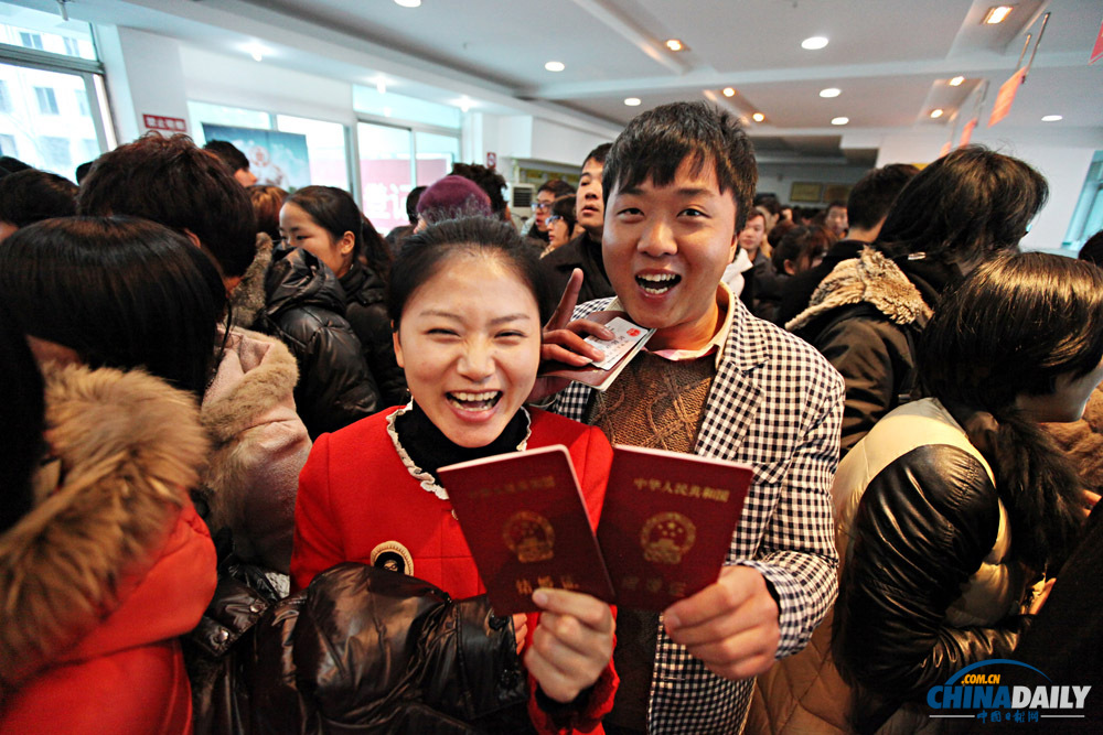 “萬年真愛日”各地情侶扎堆結婚