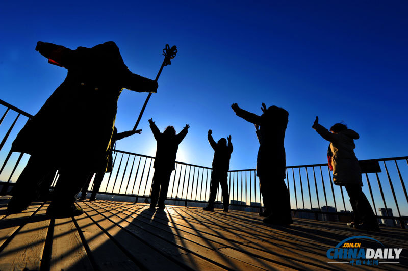 《中國日?qǐng)?bào)》2013元旦圖片精選：迎接新年第一縷陽光