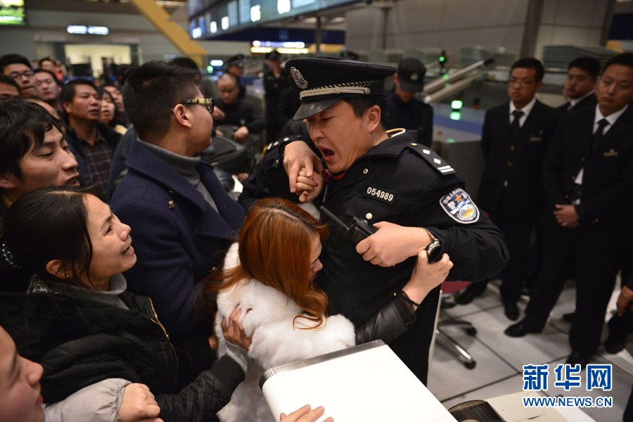 昆明長水機場近萬人滯留 沖突不斷