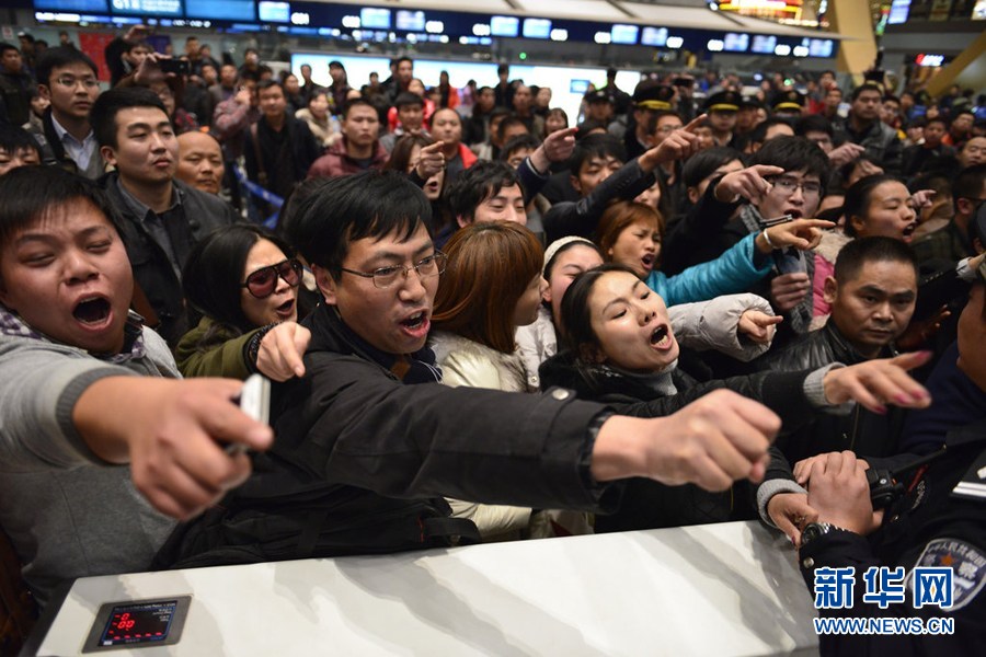 昆明長水機場近萬人滯留 沖突不斷