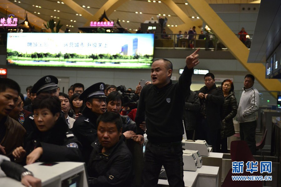 昆明長水機場近萬人滯留 沖突不斷