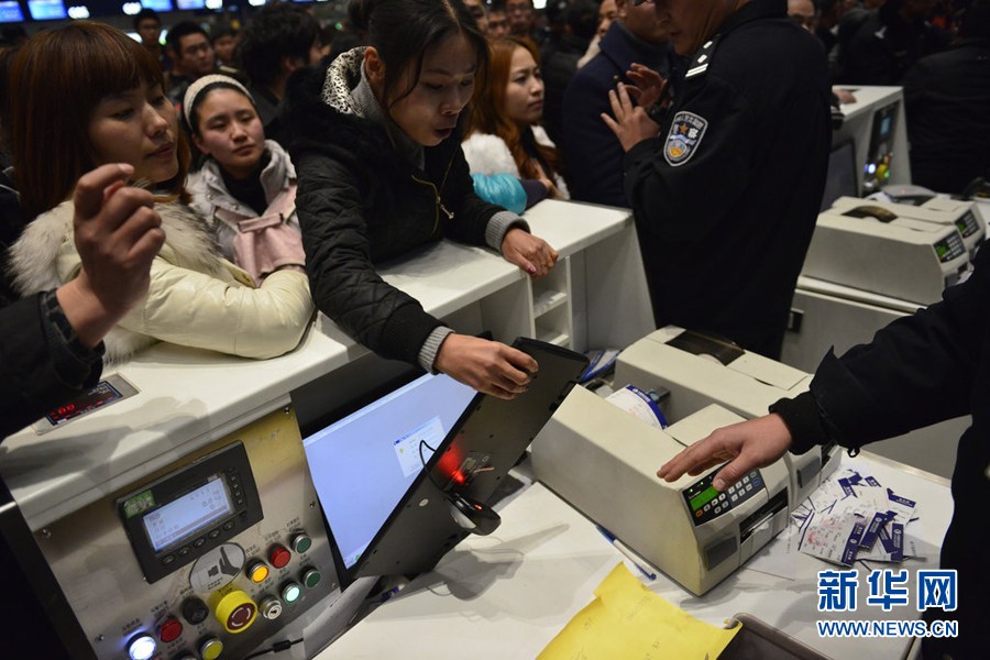 昆明長(zhǎng)水機(jī)場(chǎng)近萬(wàn)人滯留 沖突不斷